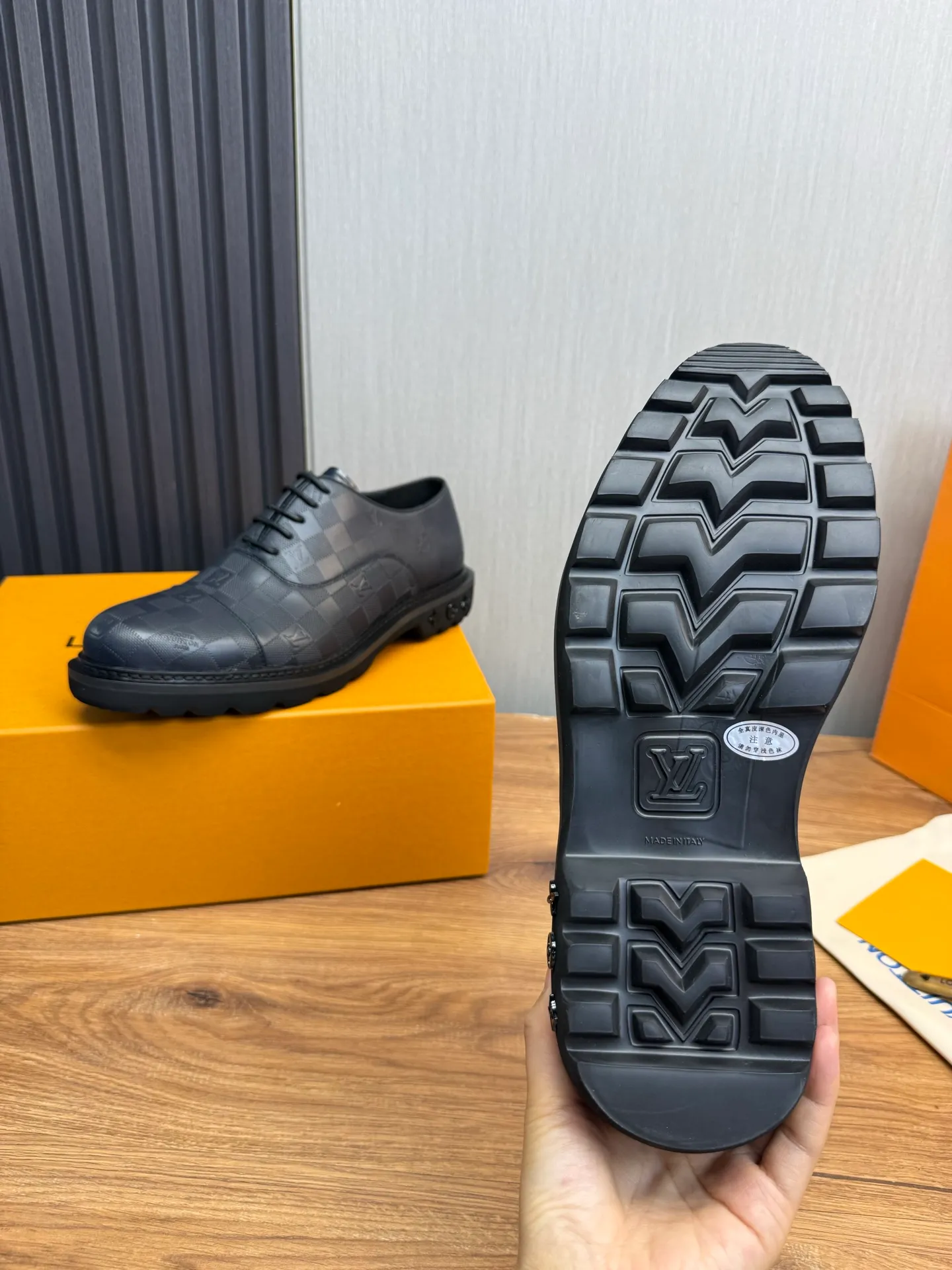 Men's shoes 💰900💰 LV. Men's casual lace-up leather shoes, the latest hot style 🔥 1:1 original purchase quality, top quality goods ⬆️The upper is imported open-edge beaded cowhide, cowhide, and cow suede. The hand-made three-dimensional stitching highlights the round toe design. The inner foot pads are all imported cowhide, with the original wear-resistant foam outsole, matching code 39-44, (38, 45 custom-made, non-refundable)